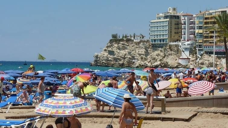 Bañistas en la playa de Levante de Benidorm.