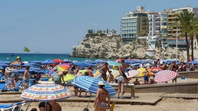 Bañistas en la playa de Levante de Benidorm.