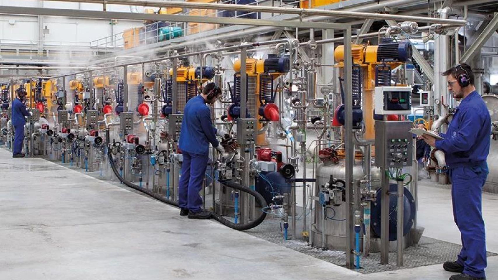 Varios trabajadores en la planta de ADL Biopharma en León