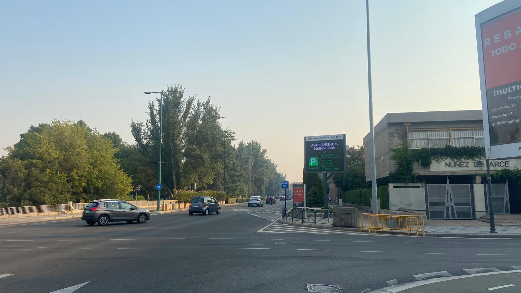 Valladolid despierta con una capa de humo y un olor fuerte a quemado.