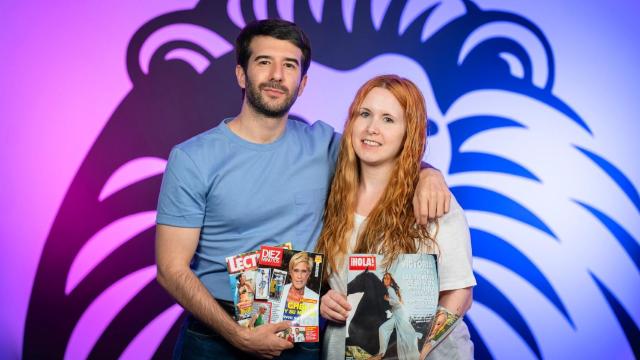 Raúl Rodríguez y Ane Olabarrieta en el kiosco rosa en vídeo.
