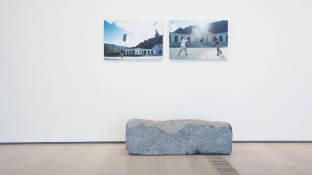 Fernando Sánchez Castillo (Madrid, España, 1970). Born Again, 1999. 2 fotografías y piedra falsa Instalación. Medidas variables. Foto: Centro Botín
