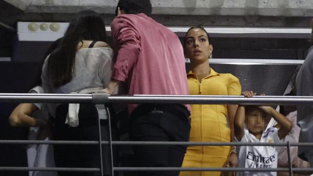 Georgina Rodríguez, en el concierto de Rosalía en Madrid con su hijo Mateo vistiendo la camiseta del Real Madrid