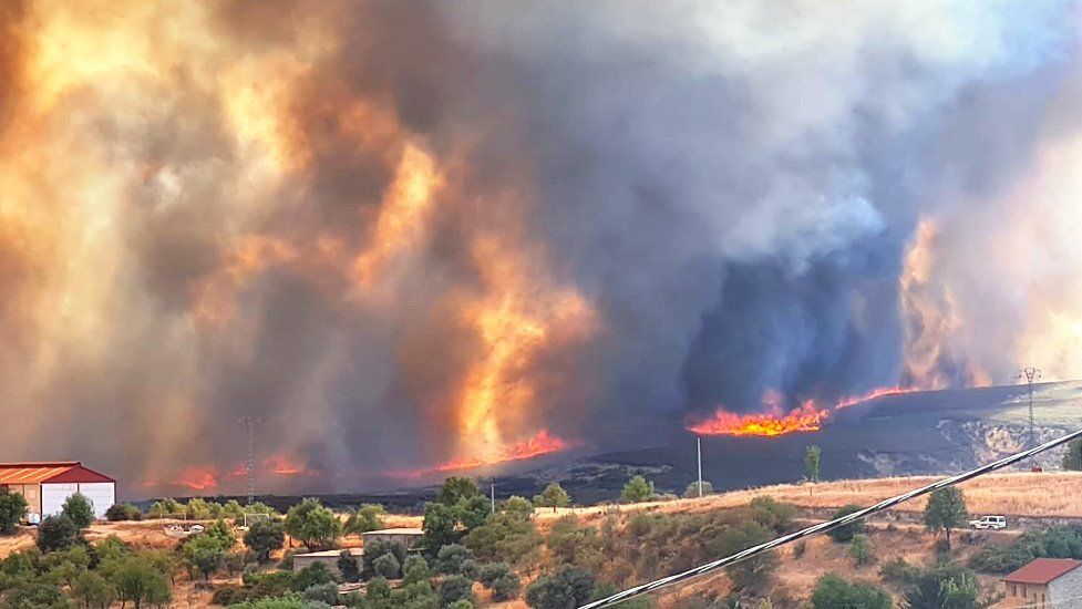 El incendio afecta a los municipios de Tortuero, Valdesotos, Alpedrete de la Sierra, Puebla del Valles y Valdepeñas de la Sierra.