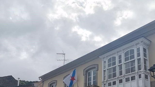 Polémica por una bandera independentista en un edificio público.
