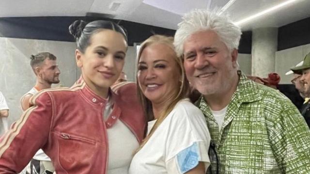 Rosalía, Belén Esteban y Pedro Almodóvar en la foto original que subió la tertuliana.