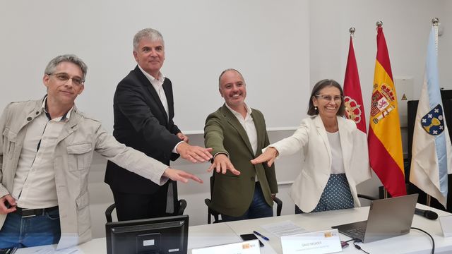 El delegado de la Zona Franca acompañado de profesores de la UVigo en la presentación del informe.