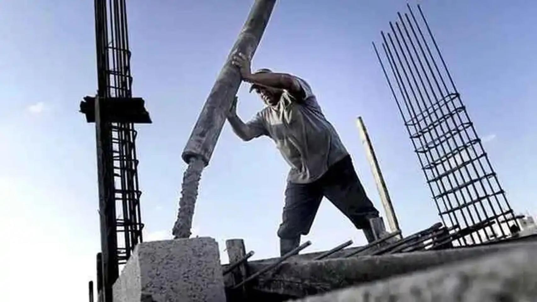 Un trabajador en una obra, en imagen de archivo.