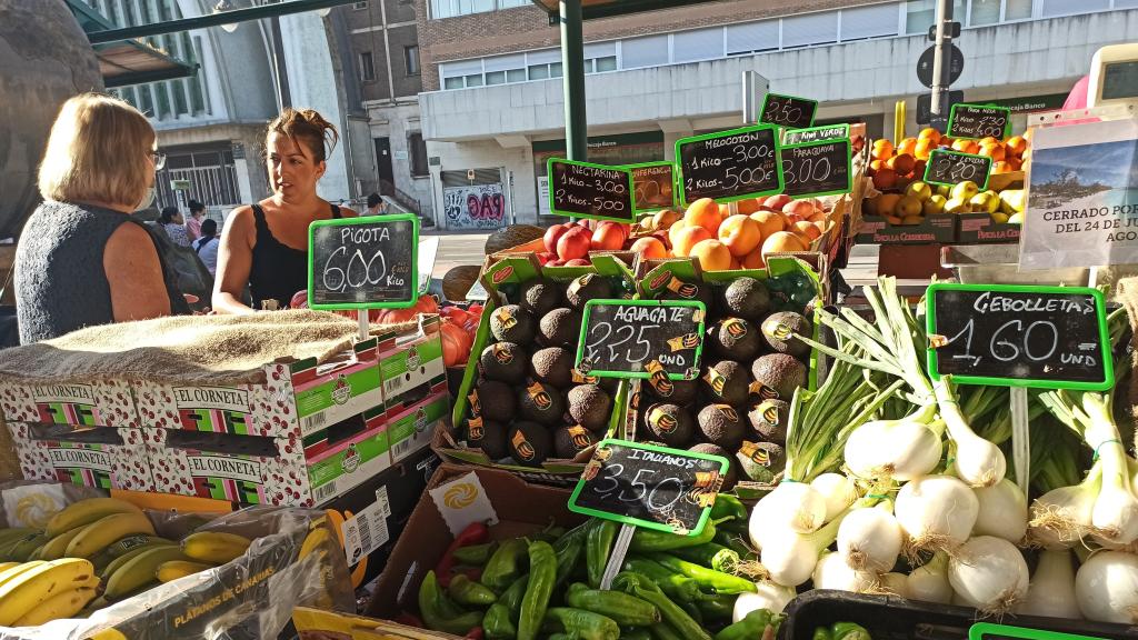 Dos mujeres hacen la compra en un mercadillo de Valladolid