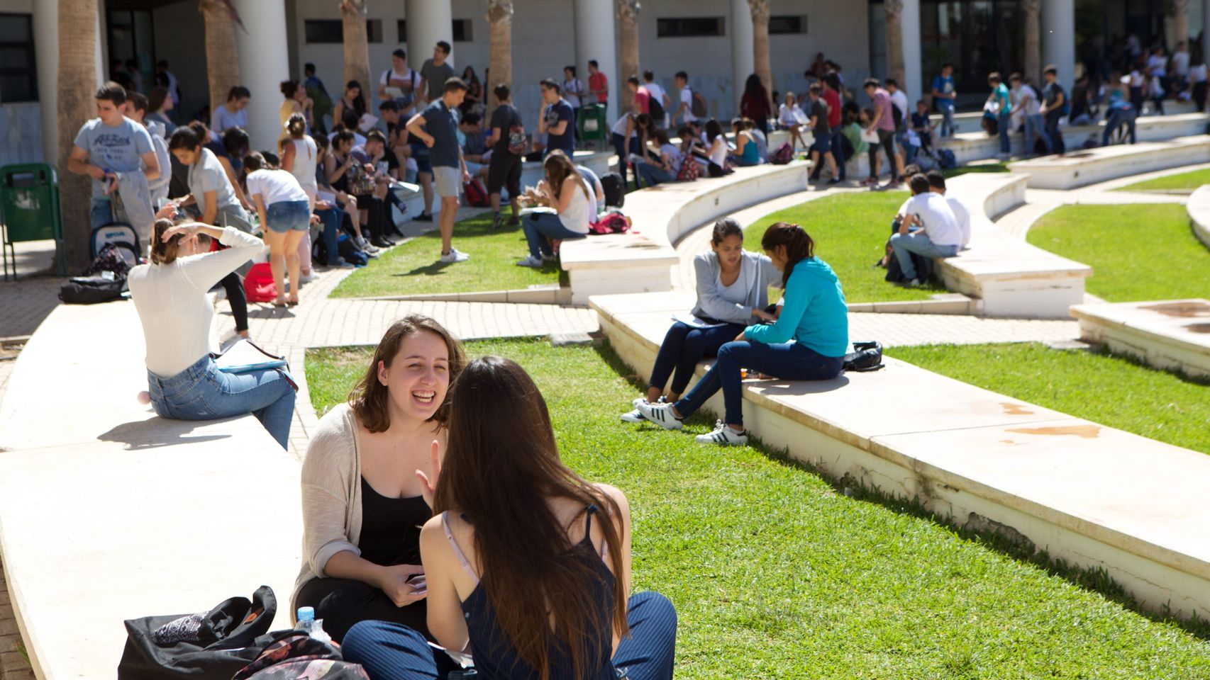 Uno de los espacios al aire libre del campus de San Vicente de la UA.