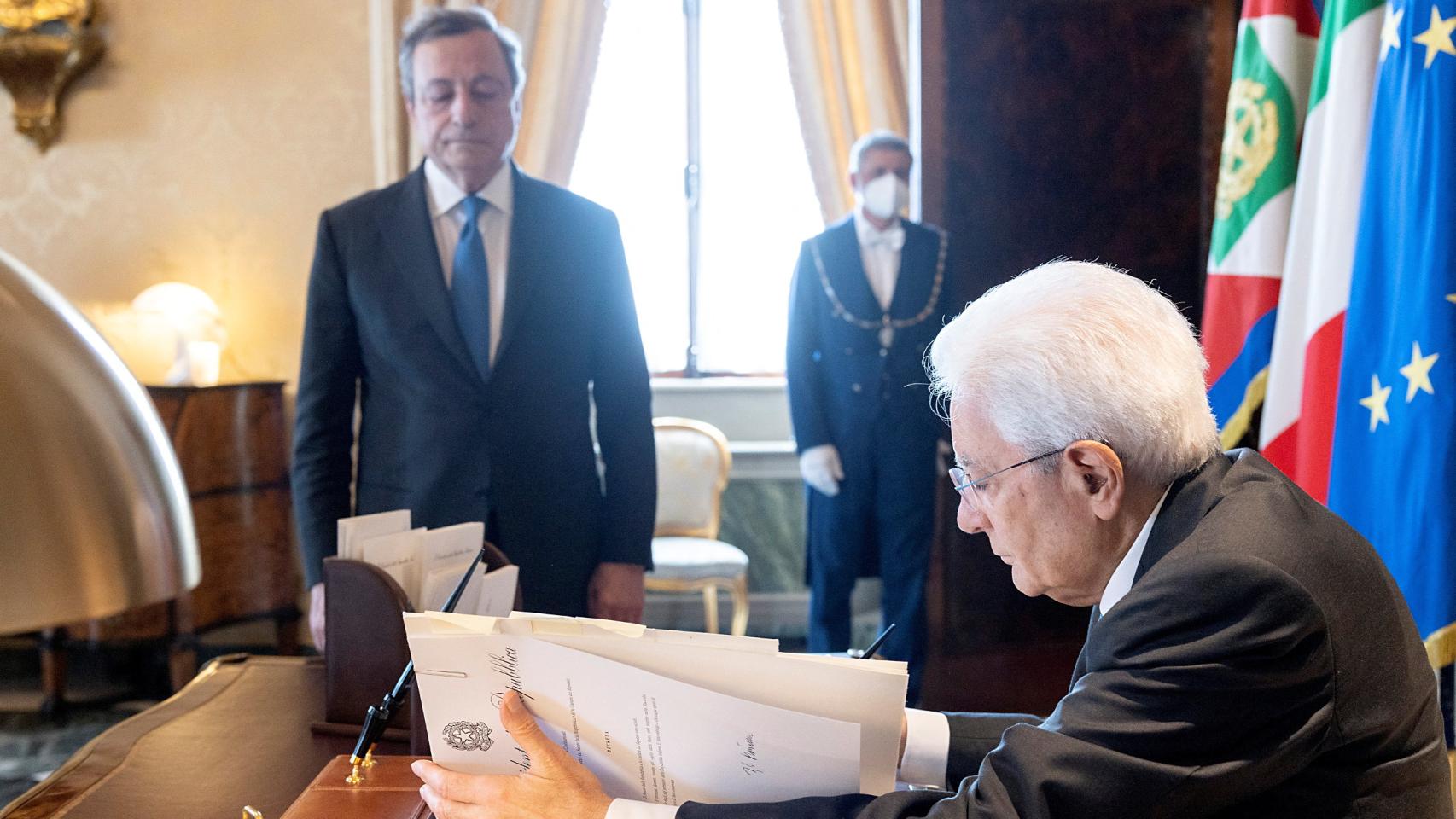 El primer ministro italiano en funciones, Mario Draghi, junto al presidente del país, Sergio Mattarella, este jueves 21 de julio