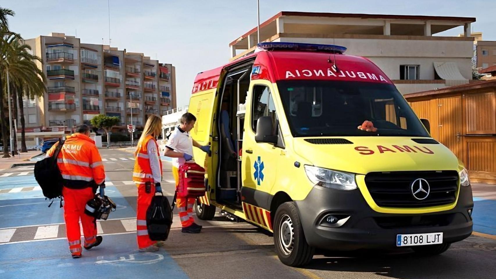La Conselleria de Sanidad lanza una propuesta para mejorar las condiciones de los SAMU. En la imagen, sus trabajadores preparando su vehículo.