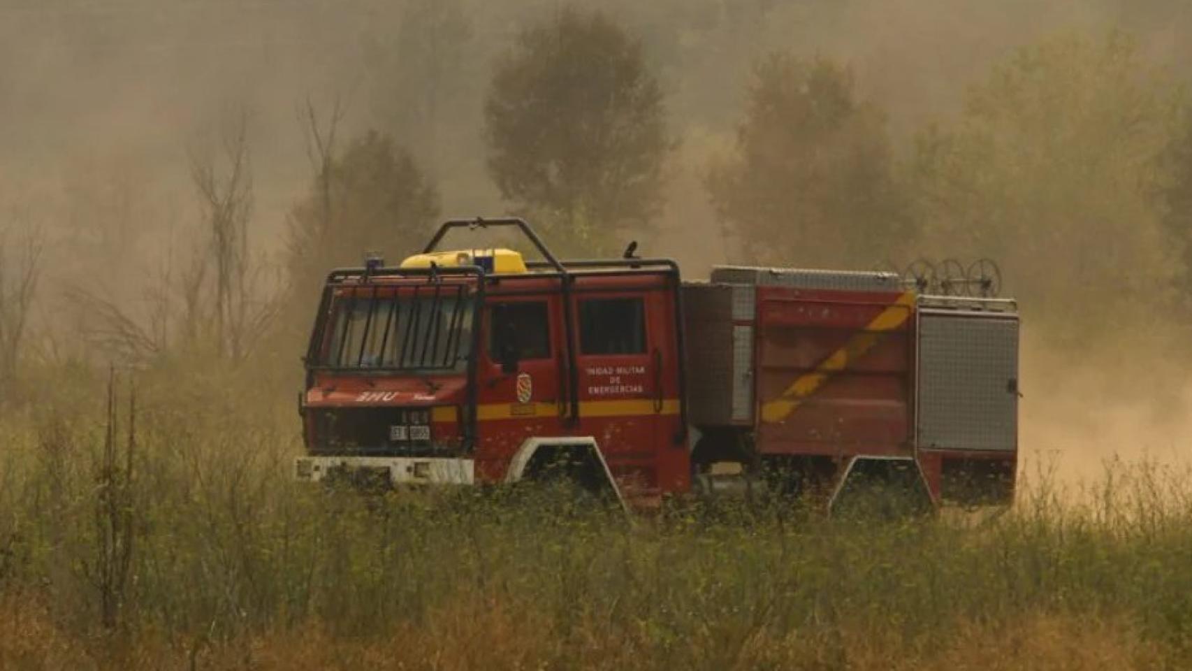 Camión de la UME en el incendio de Puente Domingo Flórez