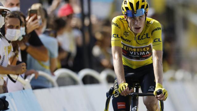 Jonas Vingegaard entra en meta en Hautacam.