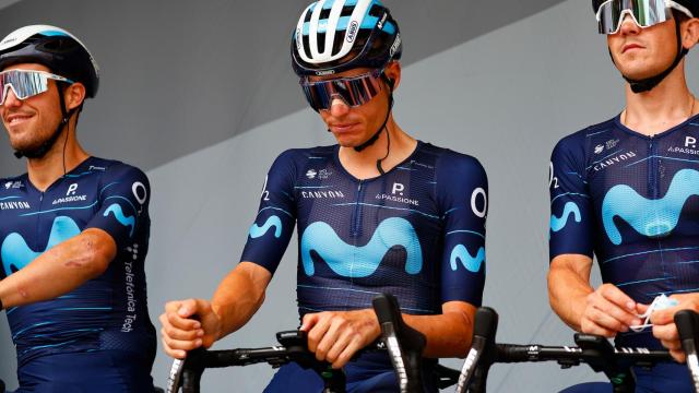Enric Mas antes de la salida de una etapa del Tour de Francia