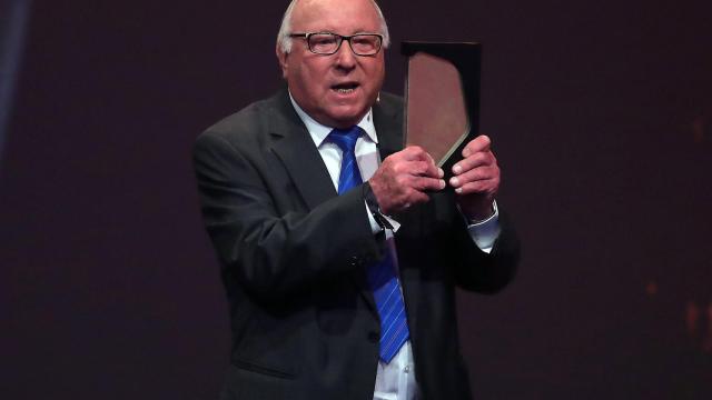 Uwe Seeler, con el premio de Hall of Fame del fútbol alemán.