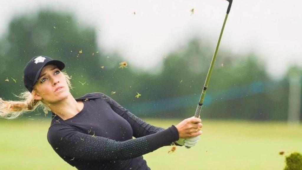 Paige Spiranac jugando al golf.