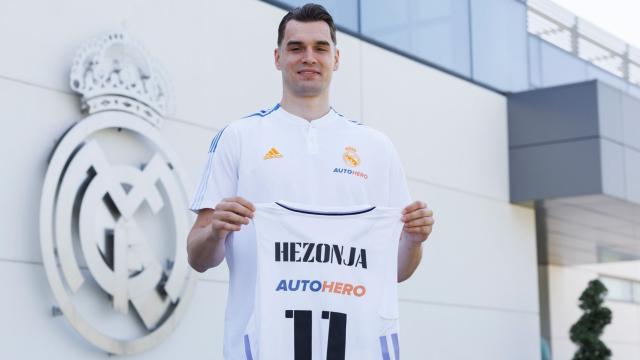 Mario Hezonja durante su presentación con el Real Madrid en el 2022.