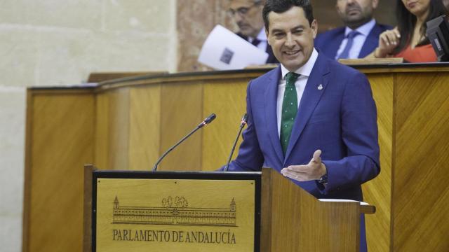 El presidente de la Junta, Juanma Moreno, durante el pleno de investidura.