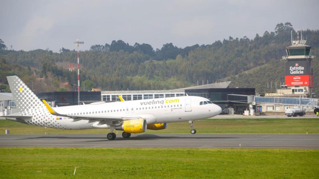 Un avión de Vueling despega del aeropuerto de A Coruña
