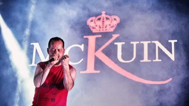 Irene Caruncho y la banda tributo Mckuin en la primera edición del Lagofest en Valdoviño (A Coruña)