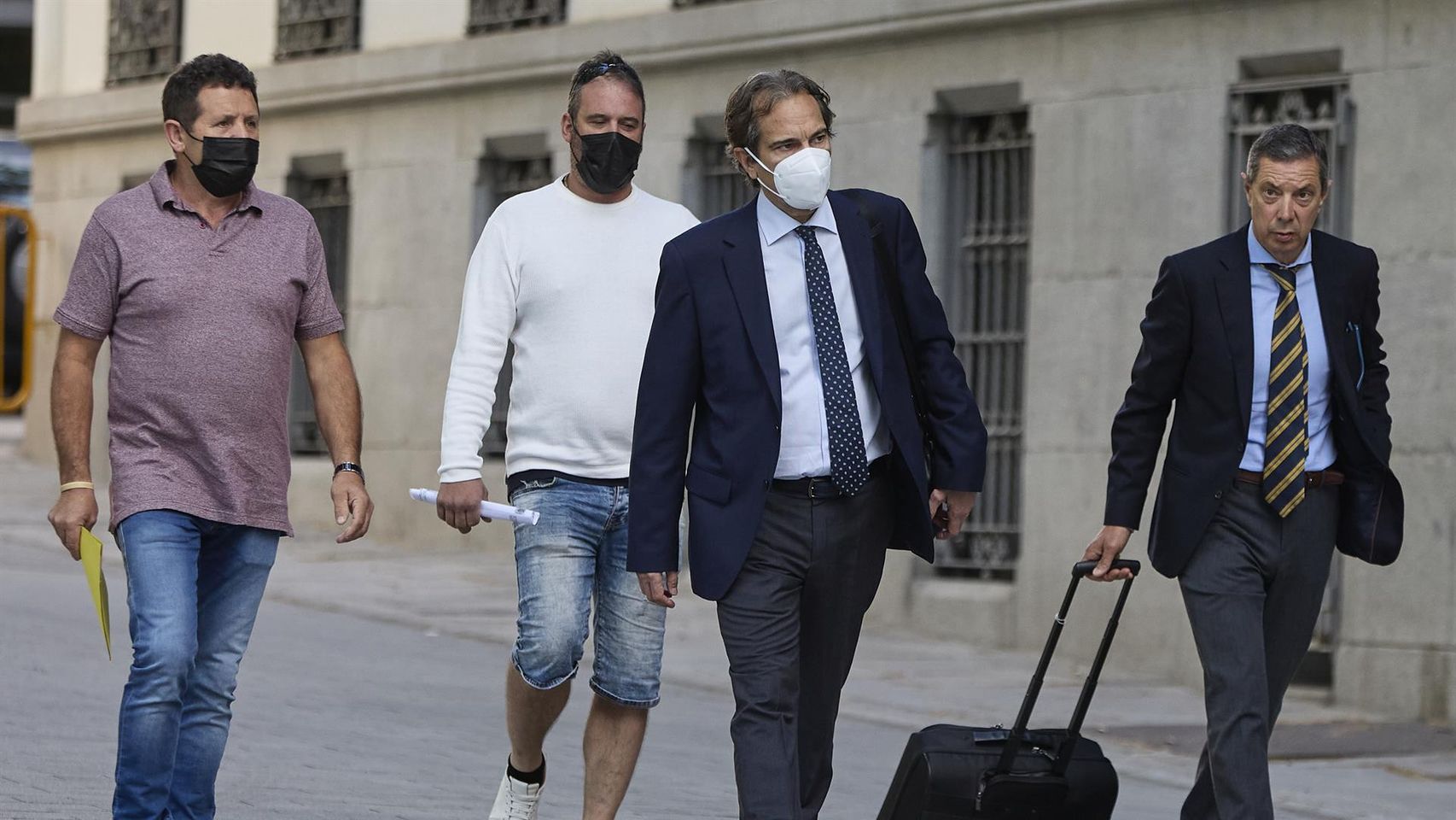 De sudadera blanca, Eduardo Rial, superviviente del ‘Villa de Pitanxo’ y sobrino del capitán, Juan Padín (a la izquierda).