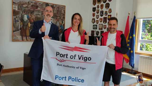 El presidente de la Autoridad Portuaria, Jesús Vázquez Almuiña, Tania Valverde y Carlos Adán.