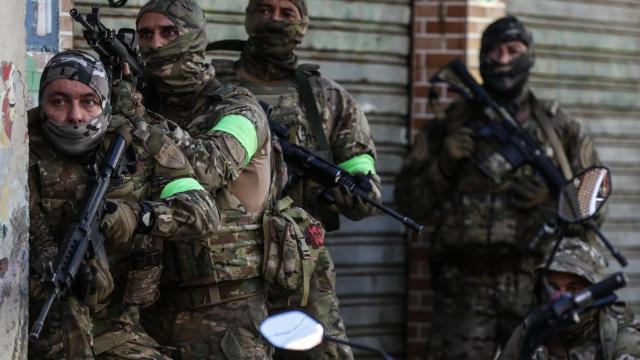 Imagen de archivo de la policía en la favela del Alemão.