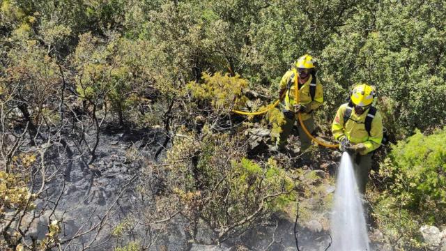 Bomberos refrescando la zona.