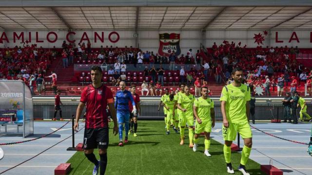Jugadores de La Nucía y el Intercity antes del partido en el que se enfrentaron.