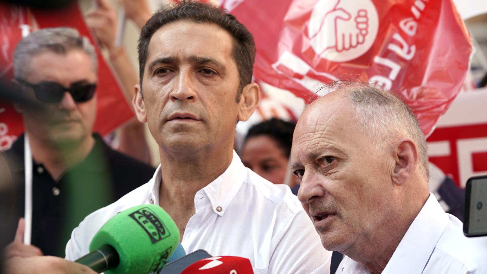 Los secretarios generales de UGT, Faustino Temprano, y de CCOO, Vicente Andrés, participan en una concentración.