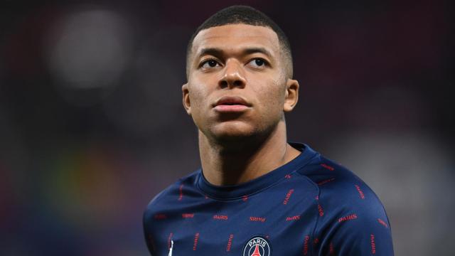 Kylian Mbappé antes de un partido con el PSG