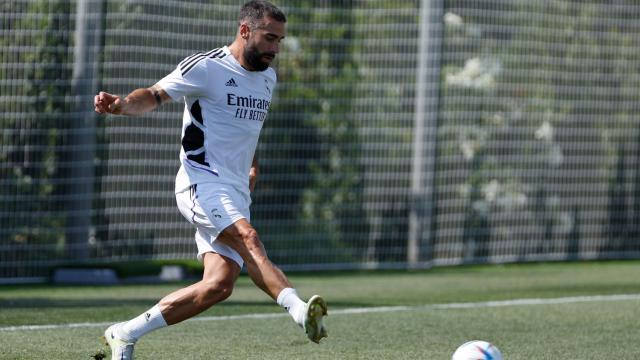 Dani Carvajal ejecuta un pase durante un entrenamiento