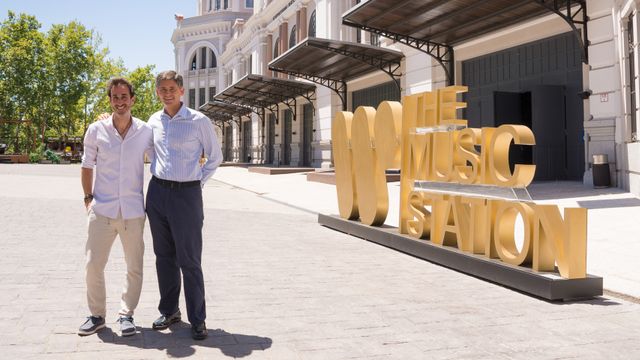 Guillermo González, presidente de Warner Music Iberia, y Javier Foncillas, vicepresidente global de Asociaciones Comerciales y Ventas de Dolby, en The Music Station. FOTO: Noelia Hernández.