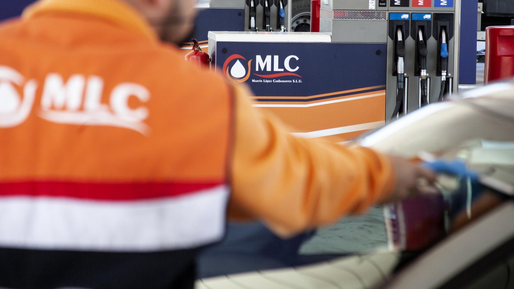 Una persona repostando en una gasolinera de MLC.