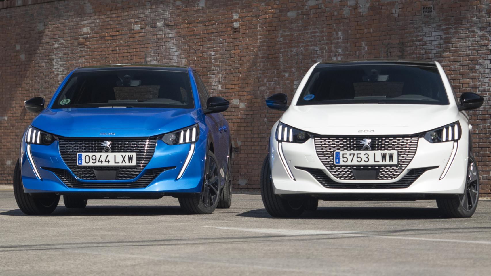 En esta imagen se puede ver el Peugeot 208 eléctrico comparado con el de combustión.