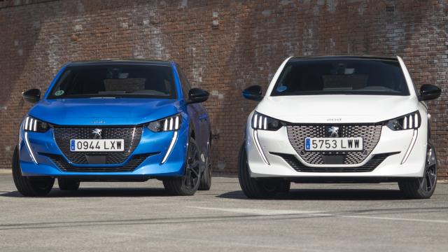 En esta imagen se puede ver el Peugeot 208 eléctrico comparado con el de combustión.