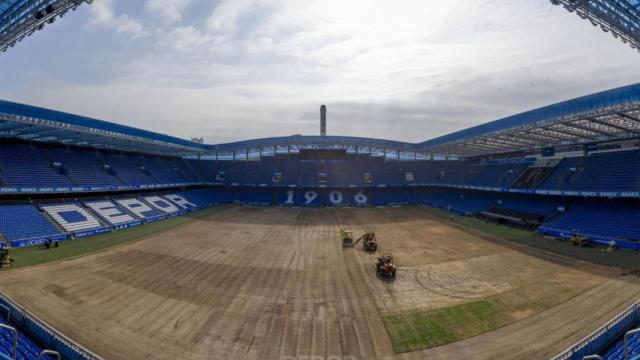 Cambio de césped en Riazor.