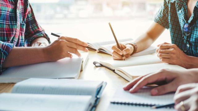 Imagen archivo de un grupo de alumnos estudiando