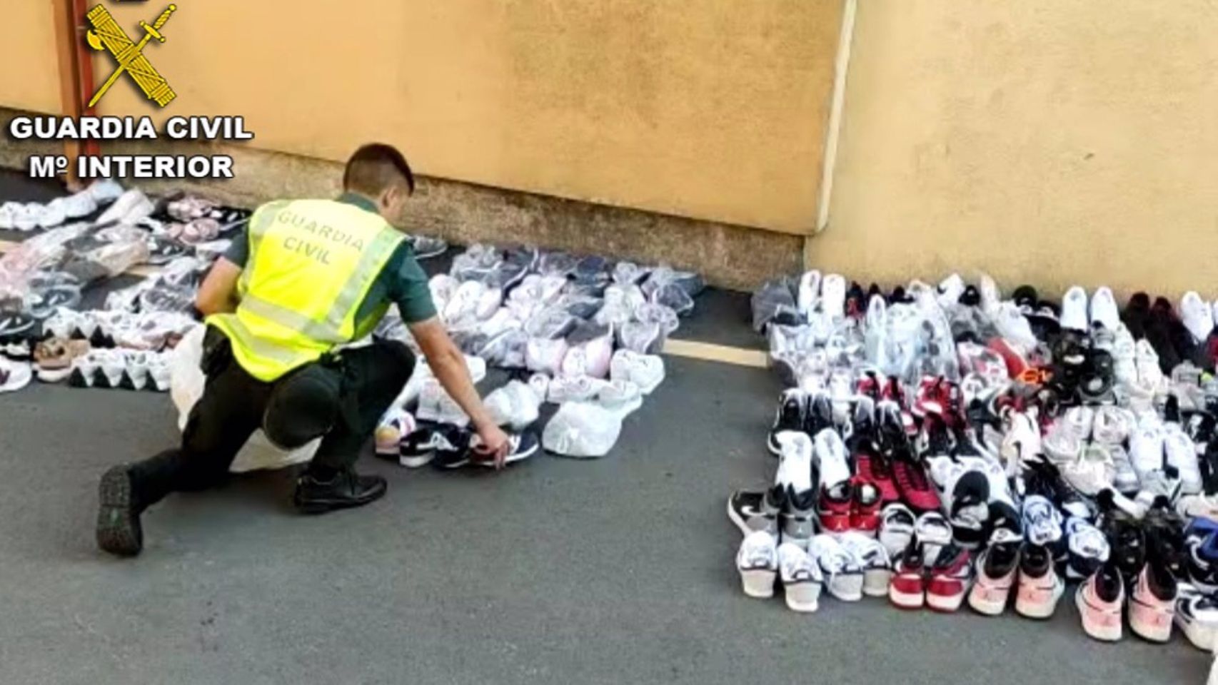 Zapatillas deportivas falsificadas intervenidas por la Guardia Civil.