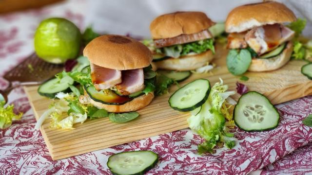 Mini hamburguesas de bonito, una opción fresca con pescado de temporada