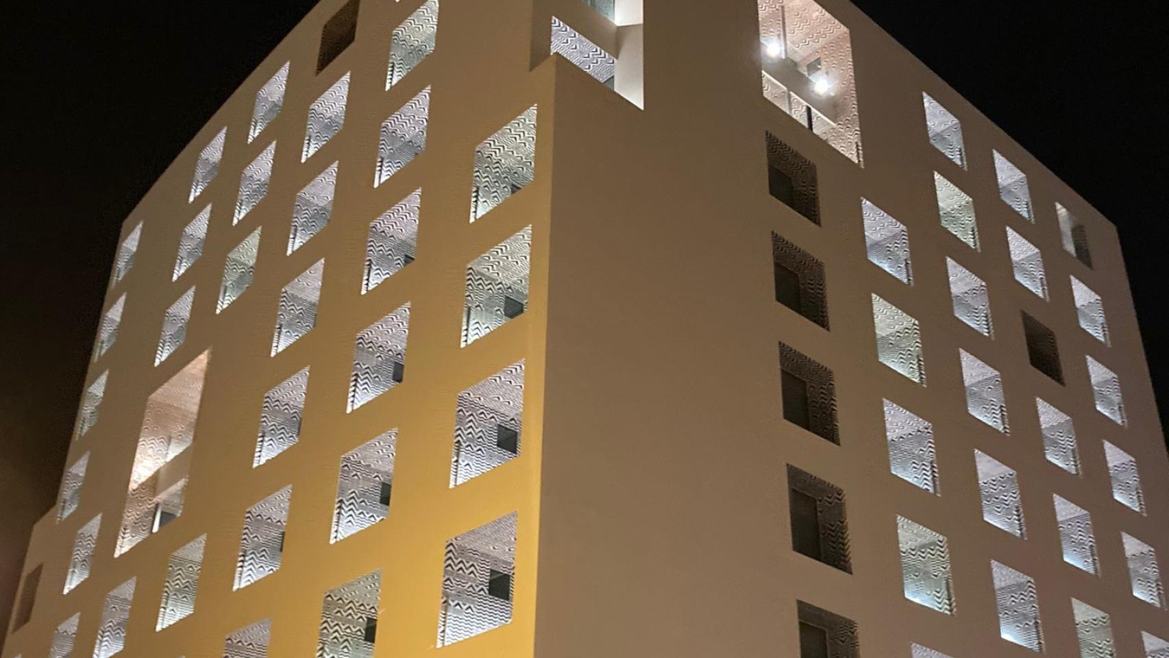 El nuevo Moneo de Hoyo de Esparteros tiene otra luz durante la noche.