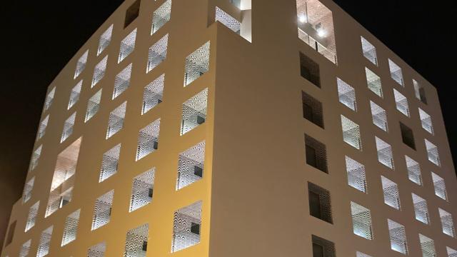 El nuevo Moneo de Hoyo de Esparteros tiene otra luz durante la noche.