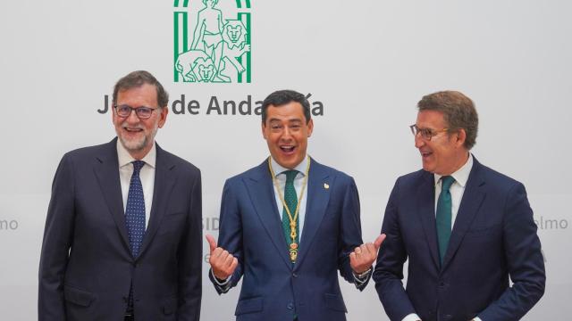 El presidente de la Junta, Juanma Moreno, posa entre Alberto Núñez Feijóo y Mariano Rajoy.