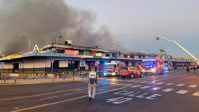 Bomberos Madrid tratan de controlar el incendio.