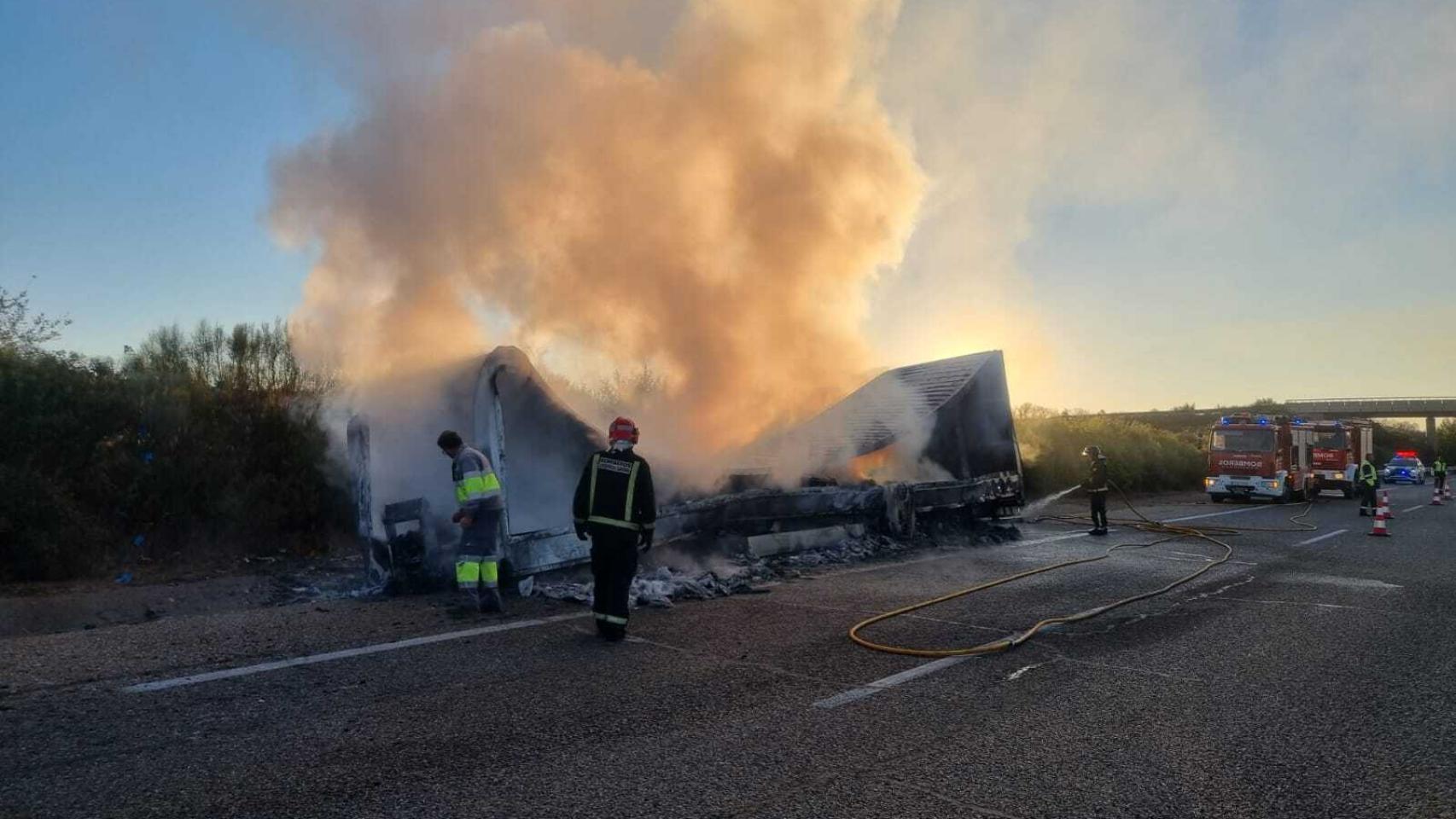 Remolque incendiado en la A52