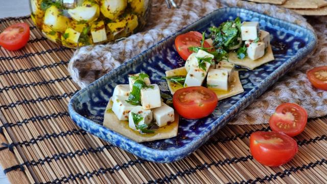 Canapés fáciles de queso marinado en hierbas, un aperitivo frío y apetitoso