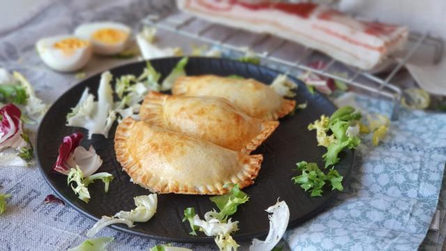 Empanadillas de huevo y bacon, un relleno muy fácil y rápido de hacer que gustará a todos