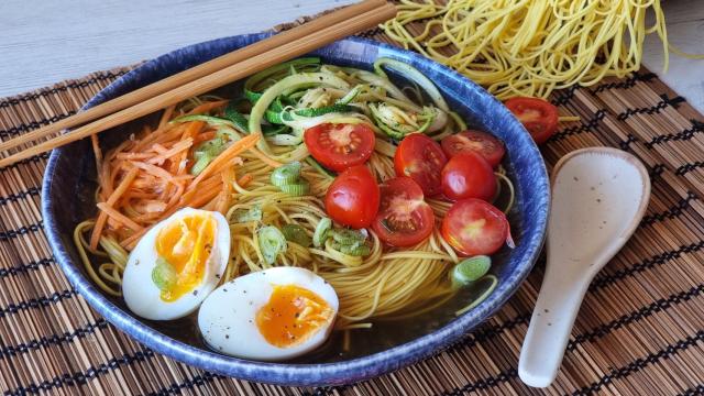 Ramen frío perfecto para el verano, no renuncies a tus favoritos con esta videorreceta