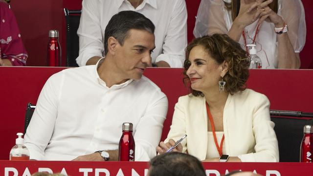 Pedro Sánchez en el Comité Federal con la ministra María Jesús Montero.